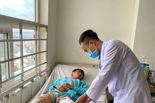 Đốt pháo tự chế, nam sinh lớp 6 bị thủy tinh găm vào người
