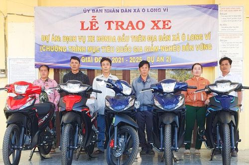Trao xe Honda đầu giảm nghèo ở xã Ô Long Vĩ