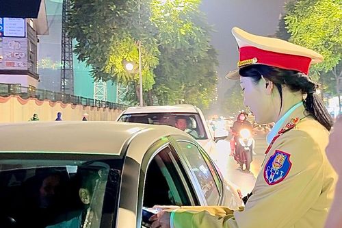 Tổ công tác của Công an Hà Nội 'tung quân' xử phạt nồng độ cồn