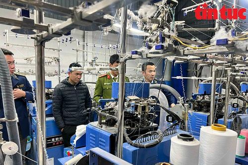 Phát hiện xưởng sản xuất tất chân giả các nhãn hiệu nổi tiếng thế giới