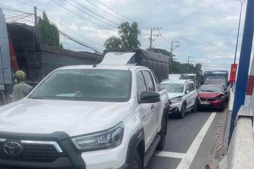 Bình Dương: Tai nạn giao thông liên hoàn khiến 5 xe ô tô hư hỏng