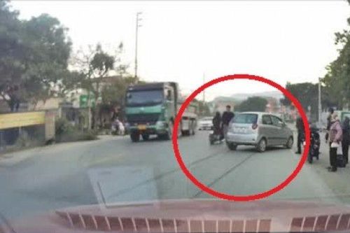 Clip: Lái ô tô như trong phim, tài xế thoát đại họa từ người qua đường 'bất thình lình'
