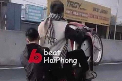 Công an triệu tập 2 thiếu niên 'trình diễn' xe máy bằng 1 bánh