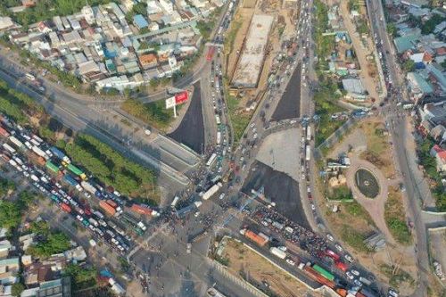 Ngày làm việc cuối năm, nút giao cửa ngõ TP.HCM kẹt xe từ chiều đến tối