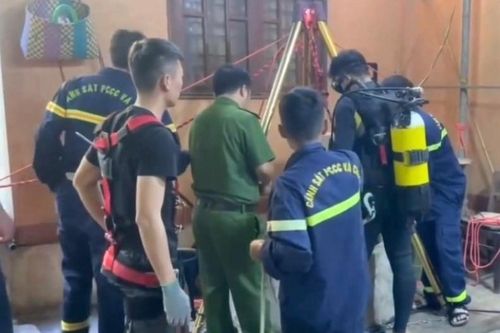 Hàng chục chiến sỹ trục vớt thi thể người đàn ông từ giếng sâu