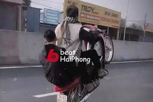Triệu tập, xử lý hai thanh niên 'bốc đầu' xe trên quốc lộ