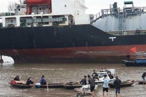 Sửa tàu bị hỏng, 3 người trong một gia đình gặp nạn tử vong