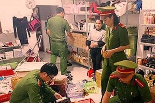 Hàng hiệu fake lên ngôi khi người tiêu dùng cũng... tiếp tay