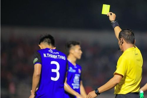 Bị 'treo giò' 3 trận sau hành vi thô bạo phản cảm