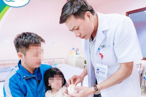 Bé gái 2,5 tuổi bị dập, đứt gân hai ngón tay do tai nạn sinh hoạt