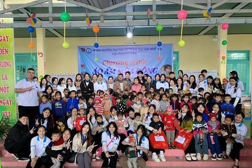 Sinh viên làm thiện nguyện những ngày cuối năm
