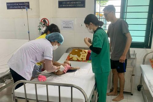 CSGT Đà Nẵng dùng xe đặc chủng đưa cháu bé nguy kịch đi cấp cứu