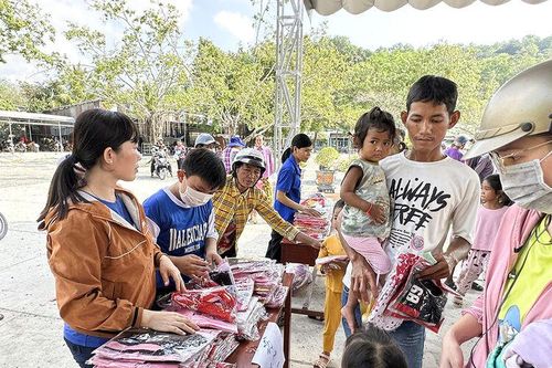 Ngày hội áo mới cho trẻ em Khmer huyện Tri Tôn
