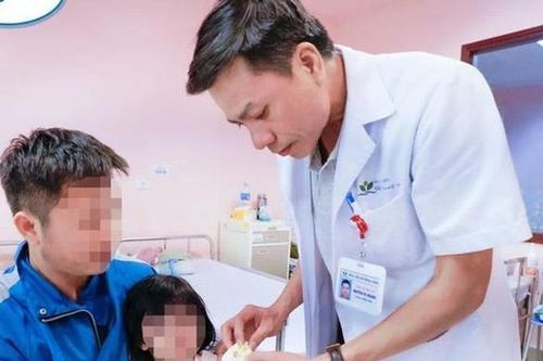Nối thành công ngón tay đứt rời gân cho bé 30 tháng