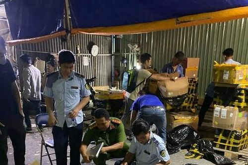 TPHCM: Phát hiện, bắt giữ hàng loạt vụ hàng lậu, thực phẩm không rõ nguồn gốc