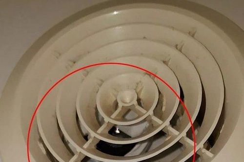 Cô gái tá hỏa phát hiện camera quay lén trong phòng tắm khách sạn
