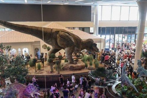 Người dân xếp hàng để xem mô hình khủng long 'khủng' ở trung tâm TP.HCM