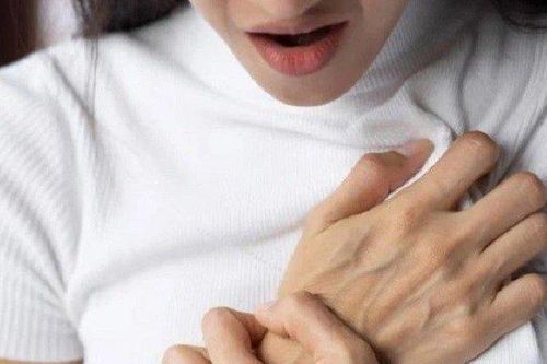 Vợ bị ngừng tim, chồng nhanh trí làm việc này cứu vợ thoát cửa tử