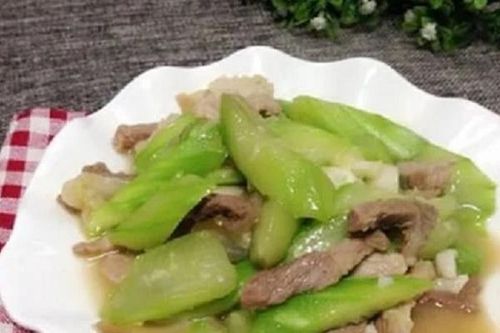 Tối nay ăn gì: Làm mướp xào cho thêm thứ này, đảm bảo thơm ngon, giòn ngọt