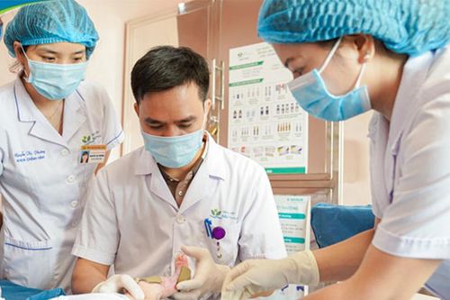 Bé gái 13 ngày tuổi mắc chứng ly thượng bì bọng nước bẩm sinh