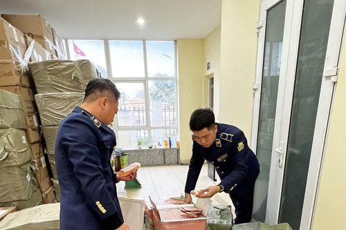 Tạm giữ gần 20.000 mỹ phẩm các loại có dấu hiệu nhập lậu tại Hà Nội