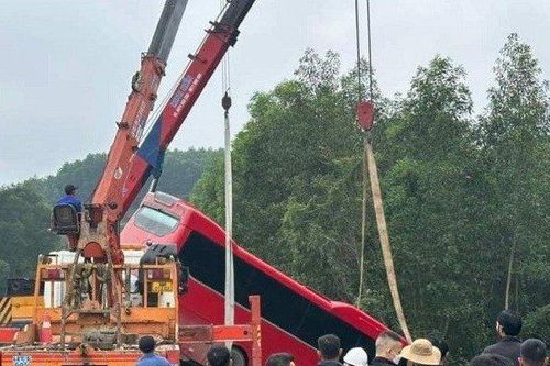 Xe khách chở khoảng 30 người, mất lái lao xuống vệ đường ở Hà Tĩnh