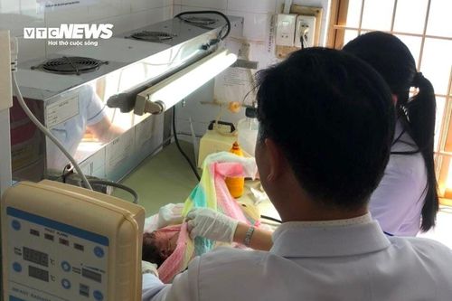 Phú Yên: Bé gái sơ sinh bị bỏ trong rừng keo