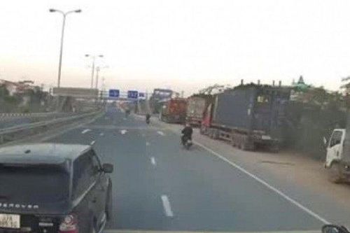 Clip: Tài xế lái ô tô Land Rover 'làm trò', đánh võng khiến xe đầu kéo phải bẻ lái tránh tai họa