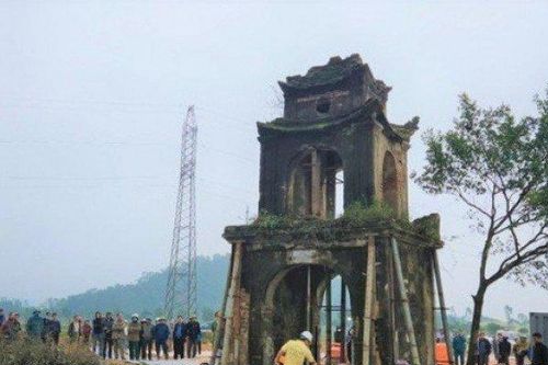 Tin tức 24h qua: 'Thần đèn' tái xuất di dời cổng làng 100 tấn có từ thế kỷ 18