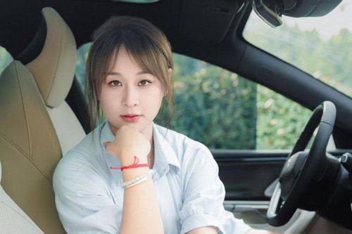 Mỹ nhân 'nấm lùn' khoe sắc bên xe hơi