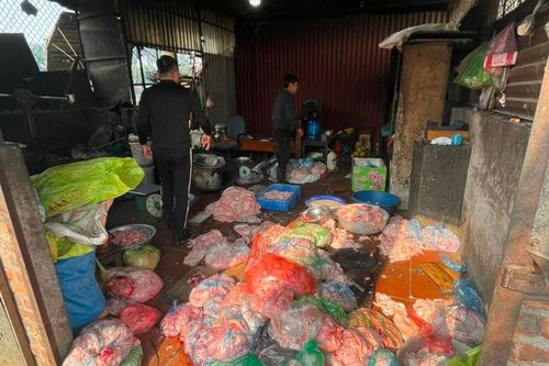 Đột kích nhà xưởng tái chế mỡ lợn, phát hiện hơn 1 tấn sản phẩm vi phạm