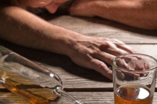 Uống 1 lít rượu, người phụ nữ sùi bọt mép, suy hô hấp
