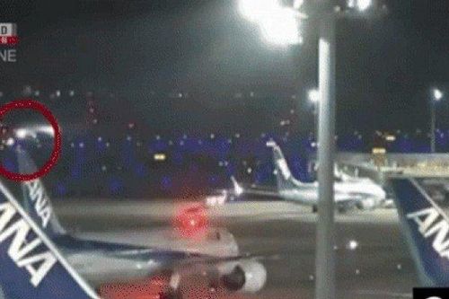 Khoảnh khắc máy bay chở 379 người va chạm máy bay cảnh sát biển Nhật, bùng thành cầu lửa