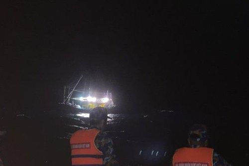 Lai kéo tàu cá tỉnh Phú Yên bị hỏng máy về đảo Song Tử Tây để sửa chữa