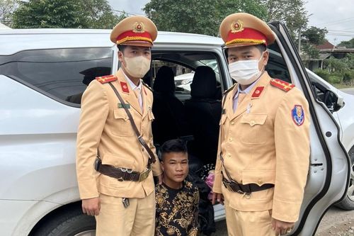 Cảnh sát giao thông bắt đối tượng người Lào vận chuyển 24.000 viên ma túy