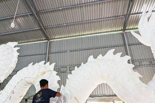 Bên trong xưởng chế tác rồng 'khủng' cho Tết Giáp Thìn 2024 ở TP.HCM