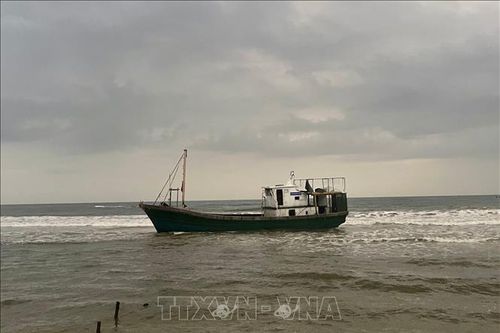 Phát hiện tàu không có người, trôi dạt vào bờ biển Quảng Trị