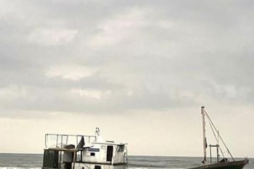 Phát hiện tàu lạ trôi dạt vào bờ biển Quảng Trị