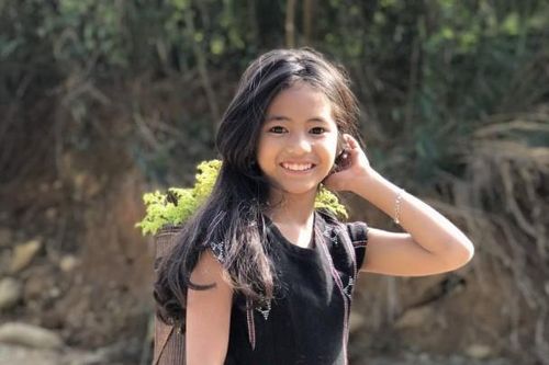Em bé Pa Cô được ví như tiểu H'Hen Niê giờ đổi đời, thêm son phấn xinh như Hoa hậu