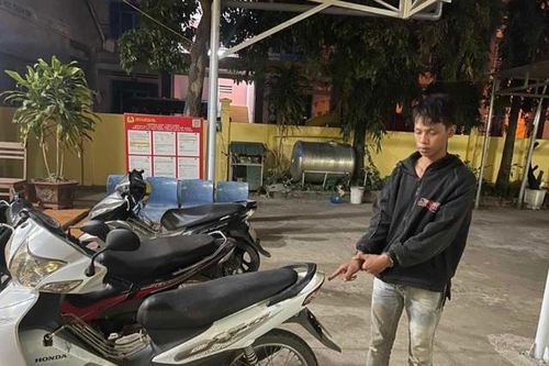 Dùng xe trộm cắp rồi đi cướp điện thoại