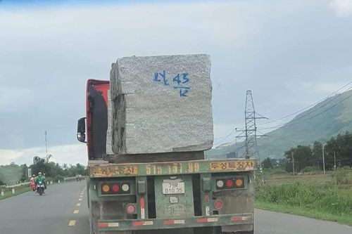 Sửa quy định xếp hàng hóa trên ô tô, siết tình trạng xe chở cuộn thép, ống bê tông chênh vênh