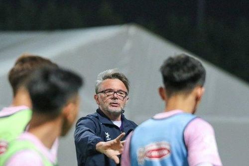 Tuyển Việt Nam tập buổi đầu tiên, cập nhật luật mới tại Asian Cup