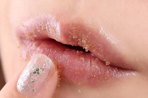 Chuyên gia Nhật Bản tiết lộ cách chăm sóc môi, 90% người đang thoa son dưỡng sai cách!
