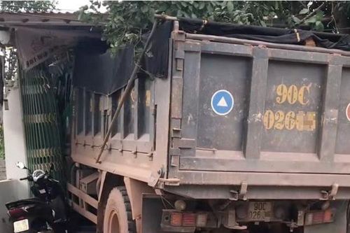 Ô tô tải lao vào quán cắt tóc, 4 người thương vong