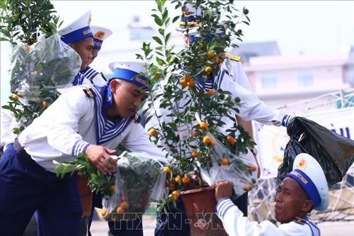 Đoàn công tác Vùng 2 Hải quân đi thăm, chúc Tết cán bộ, chiến sĩ Nhà giàn DK1