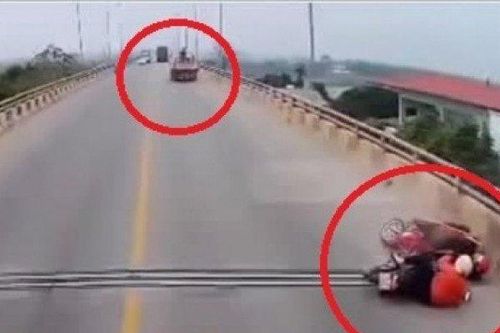 Clip: Chạy bất thường gây tai nạn cho 2 tài xế đi xe máy, xe tải vẫn chạy 'mất hút'