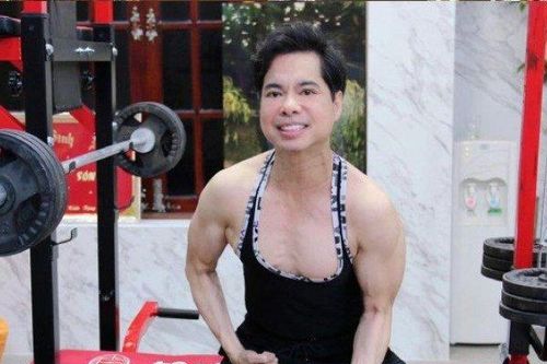 Cuộc sống của người đàn ông Việt bỏ 1 triệu USD mua bảo hiểm 'trinh tiết đời trai', ở biệt phủ dát vàng