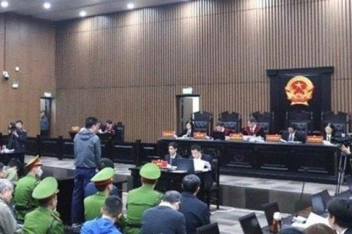 Xét xử 'đại án Việt Á': VKS đối đáp, nhắc đến tin nhắn 'đếm tiền mòn vân tay'