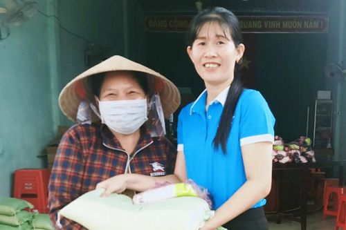 Trao tặng 150 suất quà cho phụ nữ có hoàn cảnh khó khăn