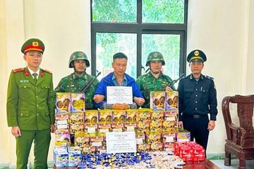 Phát hiện tài xế xe tải vận chuyển 500 viên đạn qua biên giới